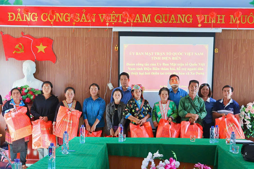 Ủy ban MTTQ Việt Nam tỉnh Điện Biên trao quà hỗ trợ bà con xã Xa Dung bị thiệt hại do mưa lũ. Ảnh: Trần Nga