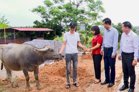 The Vietnam Fatherland Front Committee of Thanh An commune, Dien Bien province, provides livelihood support to poor households in Xom village. Photo: Dien Bien Front