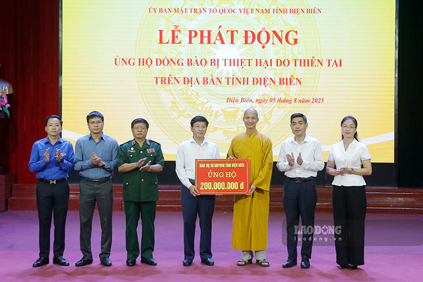 Ủy ban MTTQ Việt Nam tỉnh Điện Biên tiếp nhận ủng hộ đồng bào bị thiệt hại do thiên tai vào tháng 8.2025. Ảnh: Quang Đạt