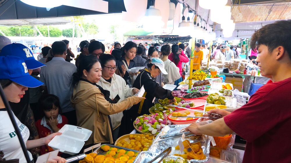 Crowded people jostling at the Southern Folk Cake Festival