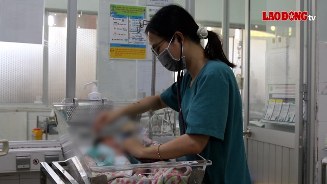 The patient was successfully operated on and is being cared for by doctors after surgery. Photo: Nguyen Ly