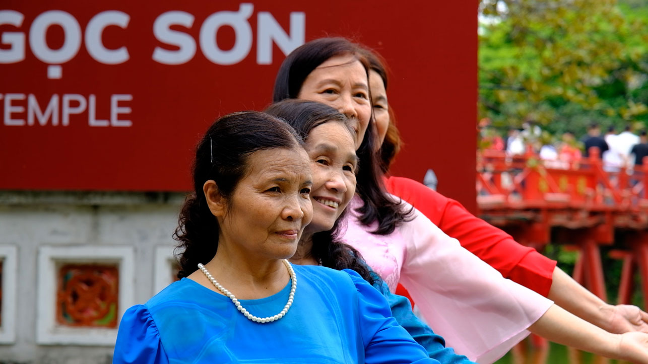 Many elderly people choose the Hoan Kiem Lake area to stroll and enjoy the cool air on the occasion of the 10th day of Tet holiday