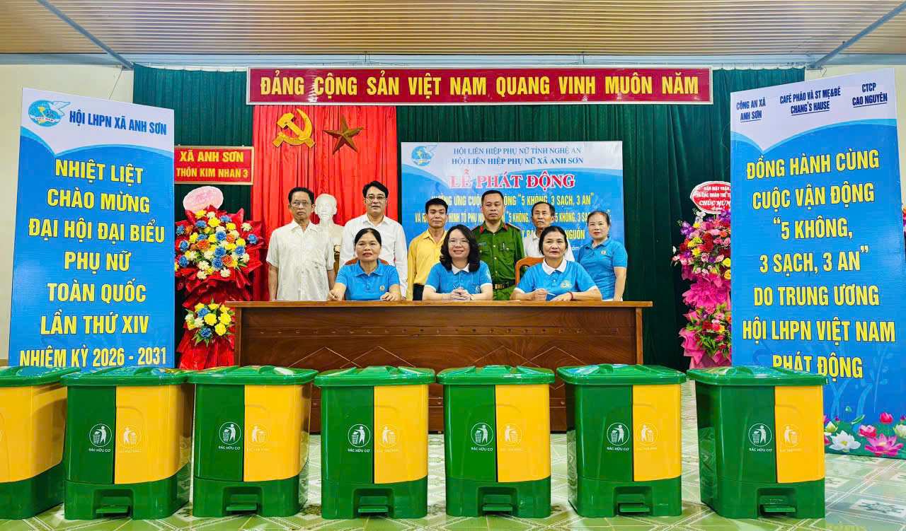 5무, 3청결, 3안" 모델을 확산시키기 위해 안선사 여성연맹은 자율 관리 여성 조직에 쓰레기통을 기증했습니다. 사진: 응옥안