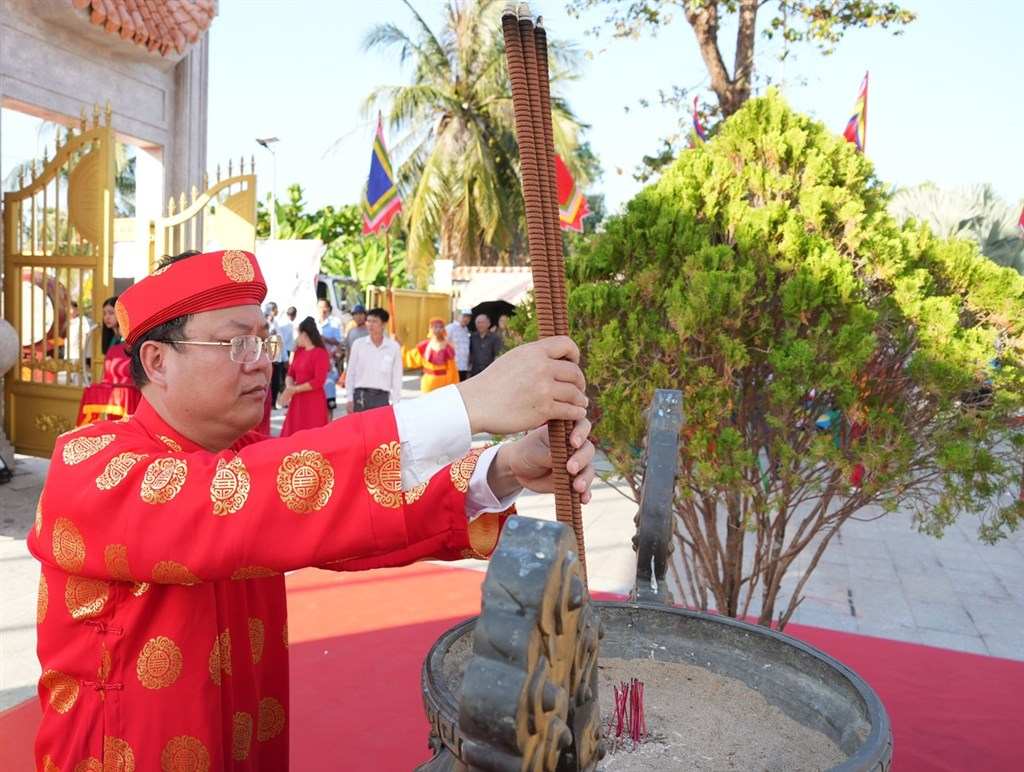 Ca Mau Provincial Party Secretary Nguyen Ho Hai offers incense to open the Hung Kings Commemoration Ceremony in 2026. Photo: Kim Nhien.