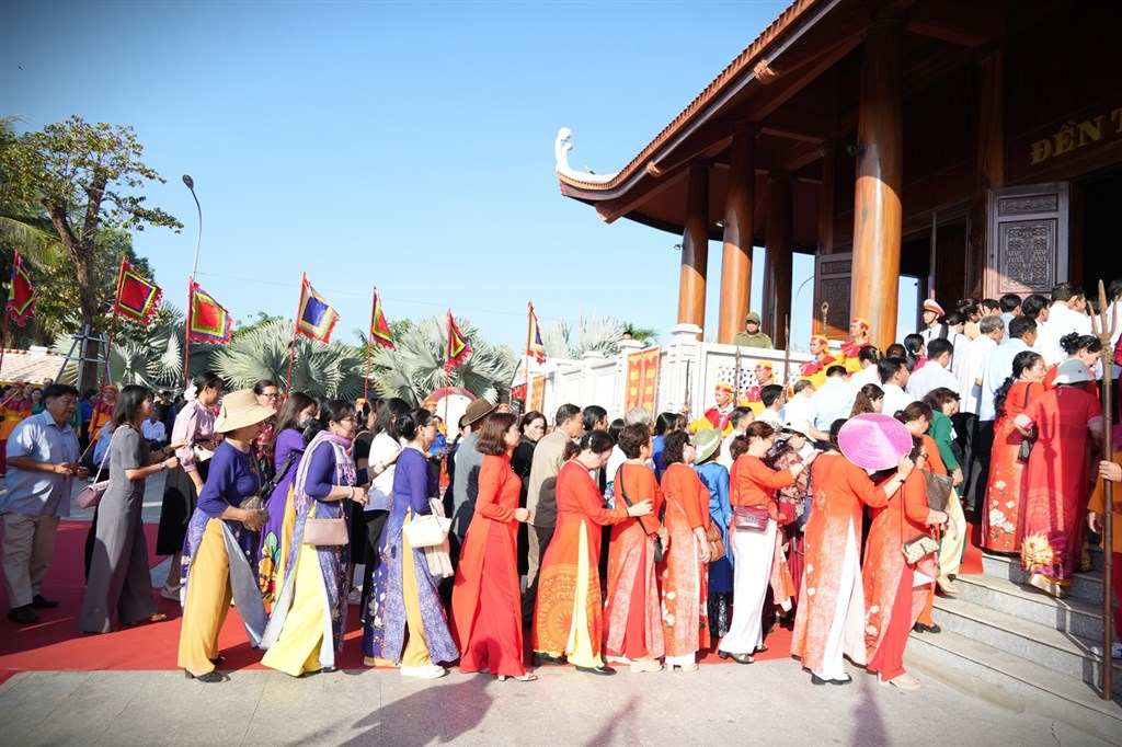 Dòng người vào dâng hương tại Đền Hùng ngày Giỗ Tổ Hùng Vương năm 2026. Ảnh: Nhật Hồ.