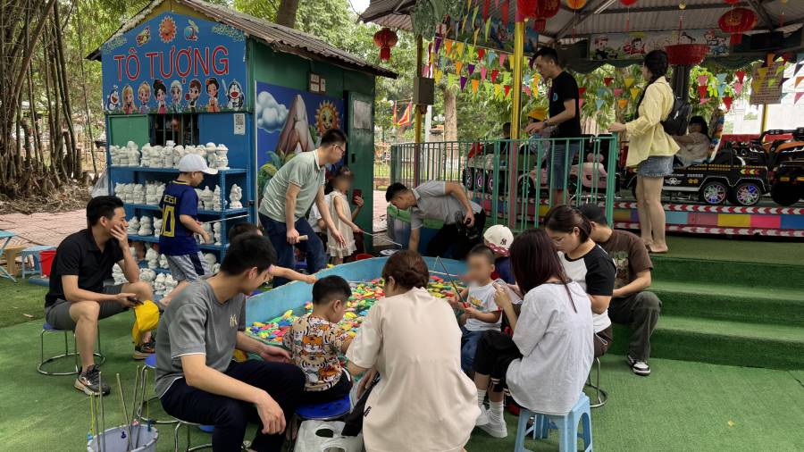 Bên cạnh những chuồng thú còn có nhiều trò chơi như câu cá, tô tượng... để các em nhỏ được vui chơi. Ảnh: Thùy Linh