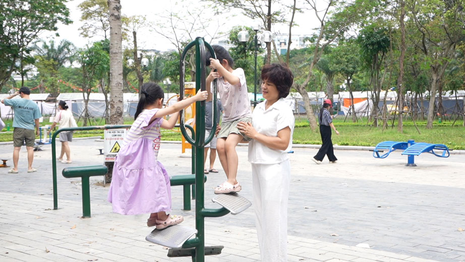 Chị Minh Thuận đưa các con ra công viên chơi nhân dịp nghỉ lễ Giỗ Tổ. Ảnh: Trang Anh