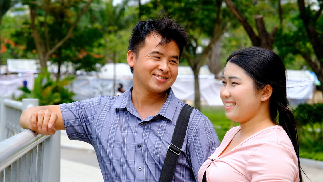 Under cool weather, public spaces become ideal destinations for people during the holidays. Photo: My Ly