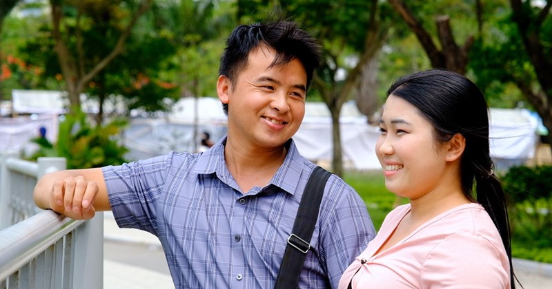 Thời tiết mát mẻ dịp giỗ Tổ, người dân đổ xô đến không gian công cộng
