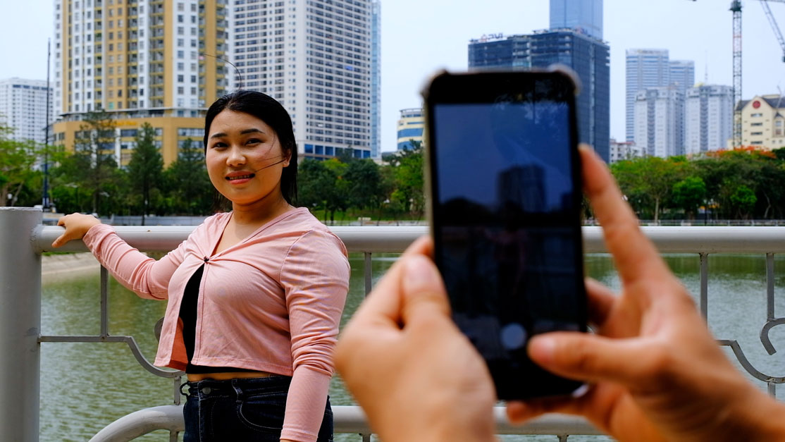 Người dân chụp ảnh kỉ niệm tại các không gian công cộng. Ảnh: Mỹ Ly