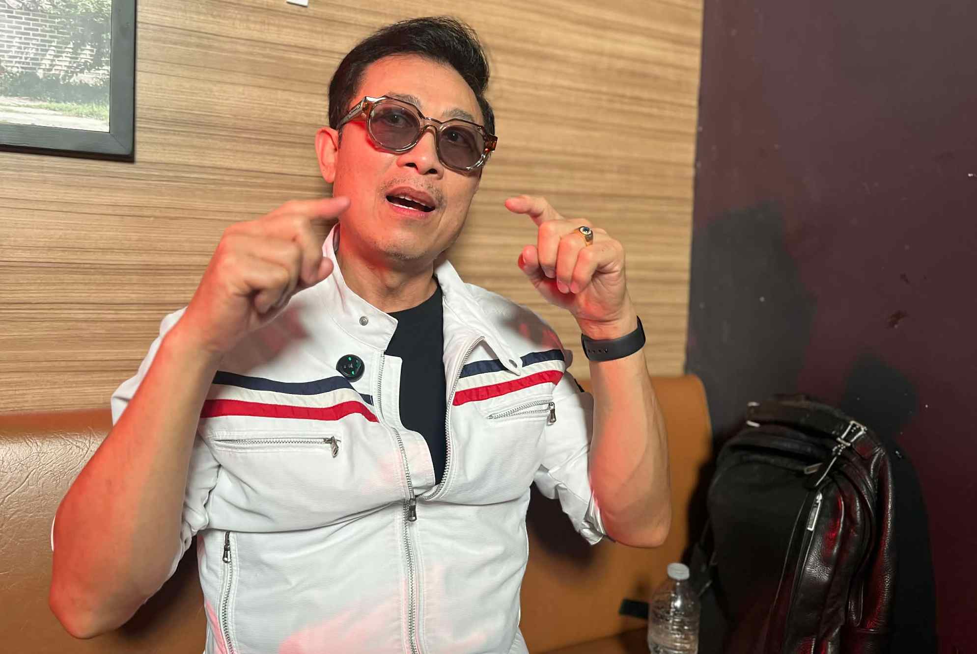 Comedian Van Son wears sunglasses because his eyes are damaged. Photo: Huynh Quyen.