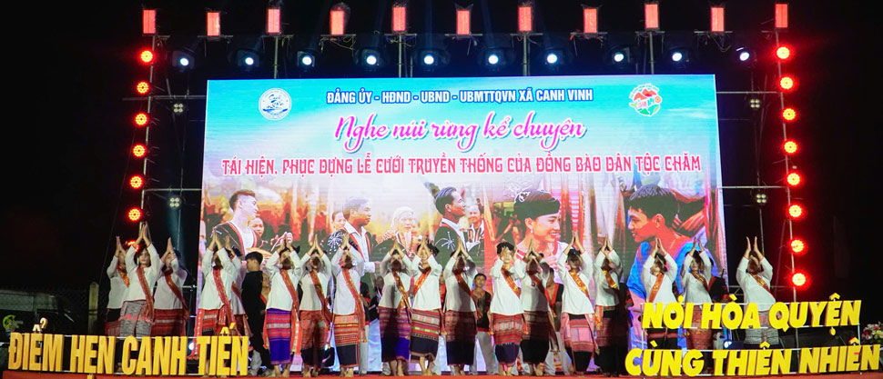 Các nghi lễ truyền thống được tái hiện. Ảnh: Hoài Phương