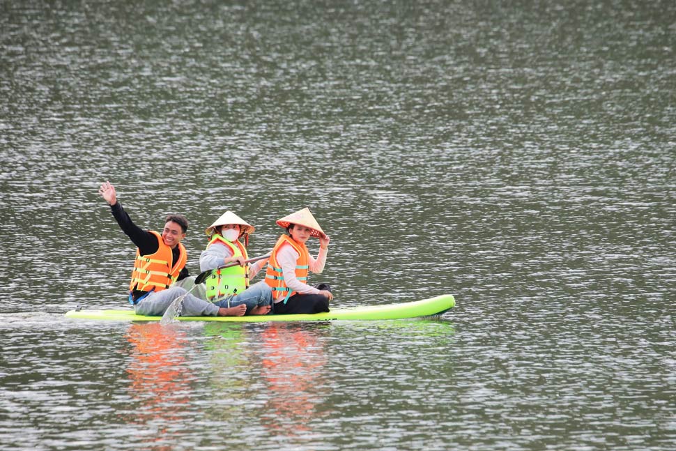 Hoạt động chèo SUP trên hồ Núi Một. Ảnh: Hoài Phương