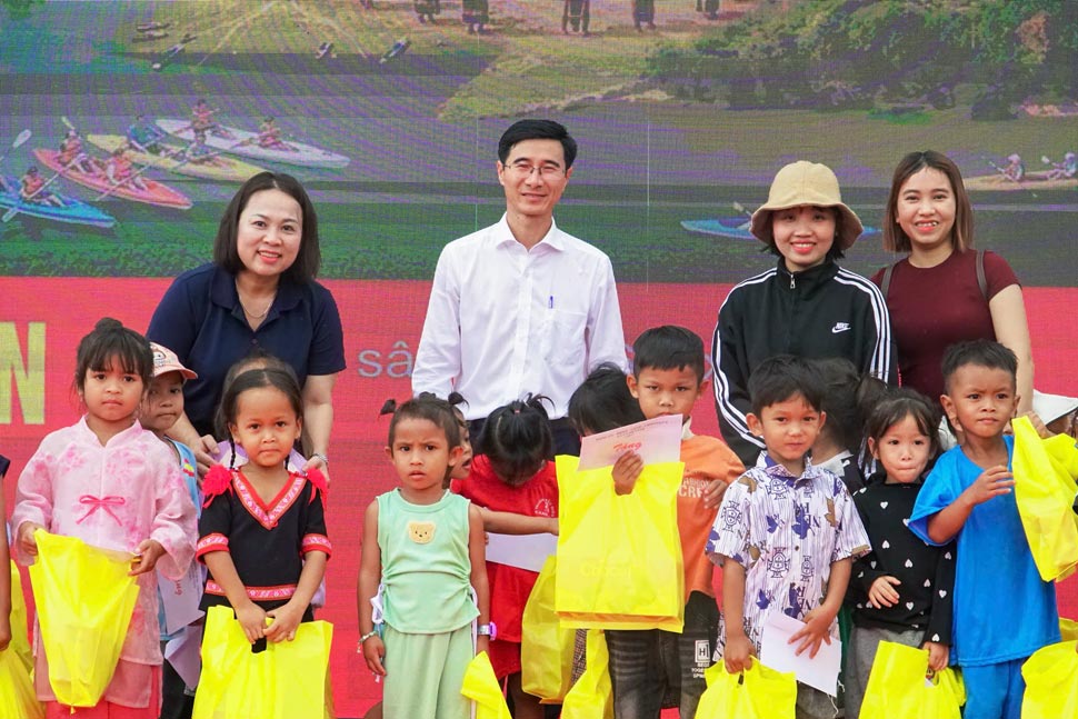 Lãnh đạo xã Canh Vinh tặng quà cho các em học sinh làng Canh Tiến. Ảnh: Hoài Phương