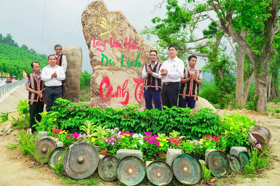 Khánh thành cổng làng văn hóa. Ảnh: Hoài Phương