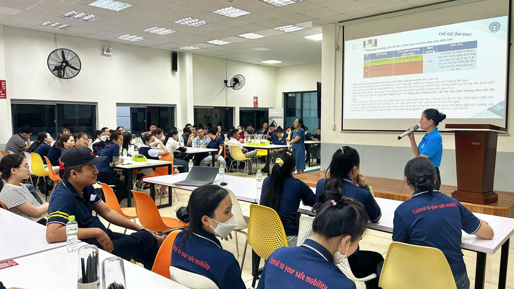 Le syndicat de Da Nang apporte des politiques et des lois directement aux ateliers des ouvriers pour la sensibilisation. Photo: Syndicat de Da Nang