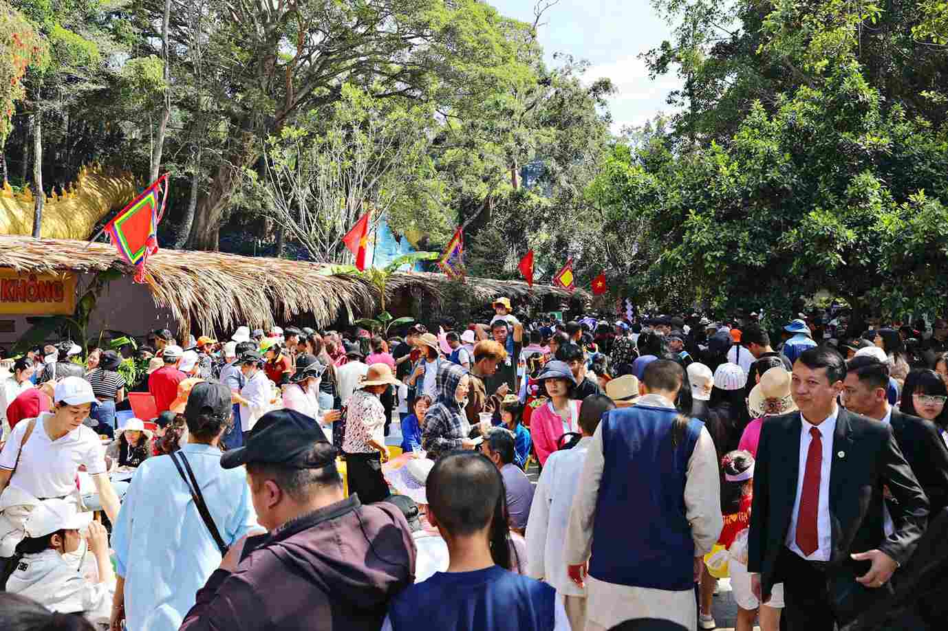 Đông đảo người dân, du khách tham gia trẫy hội tại thác Prenn nhân dịp Giỗ Tổ Hùng Vương. Ảnh: Phúc Khánh 