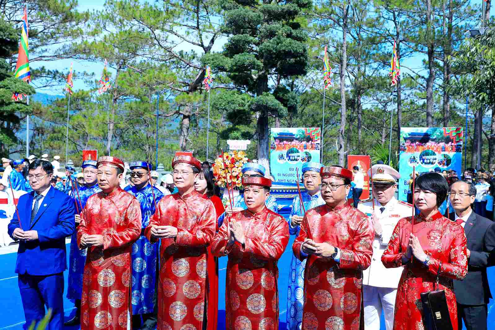 Lãnh đạo tỉnh Lâm Đồng dâng hương tưởng nhớ công lao to lớn của các vị Vua Hùng. Ảnh: Lê Phước 
