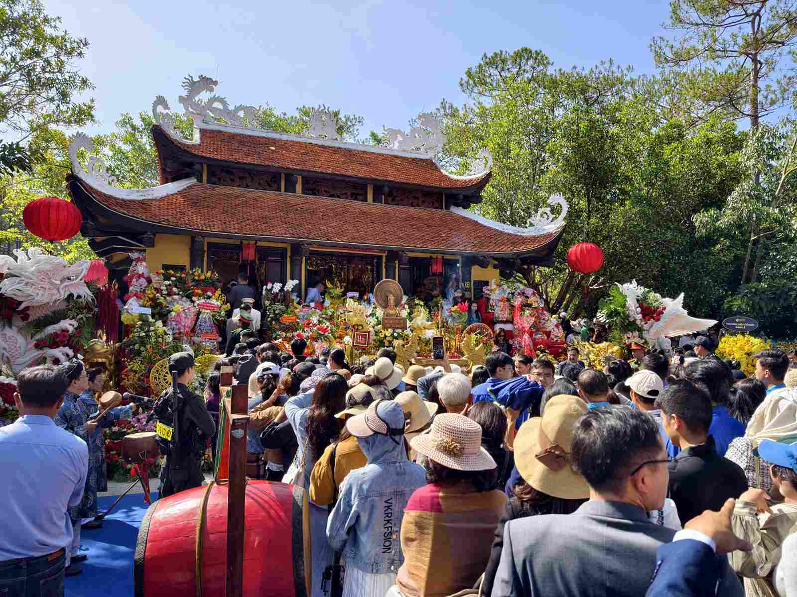 Hàng nghìn người dân, du khách dâng hương tưởng nhớ công lao to lớn của các vị Vua Hùng tại Đền thờ Âu Lạc. Ảnh: Phúc Khánh
