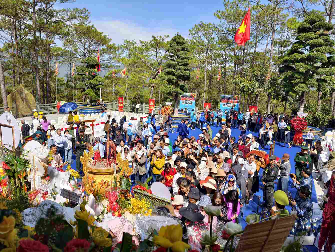 A large number of people and tourists offer incense to commemorate the Hung Kings. Photo: Phuc Khanh