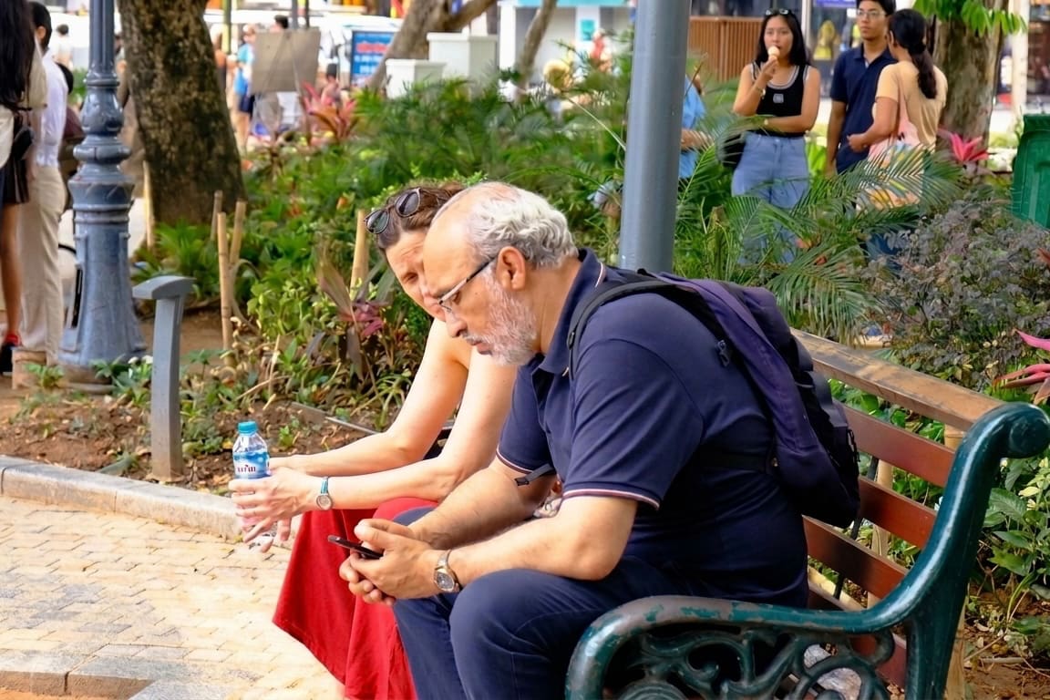 Many international tourists immerse themselves in the festive atmosphere and explore the traditional culture of Vietnamese people on the 10th day of Tet. 3. Photo: Huyen Anh