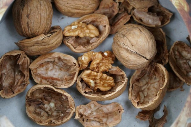 Walnuts are an anti-inflammatory food, so adding them to breakfast helps improve overall health. Photo: Thanh Thanh