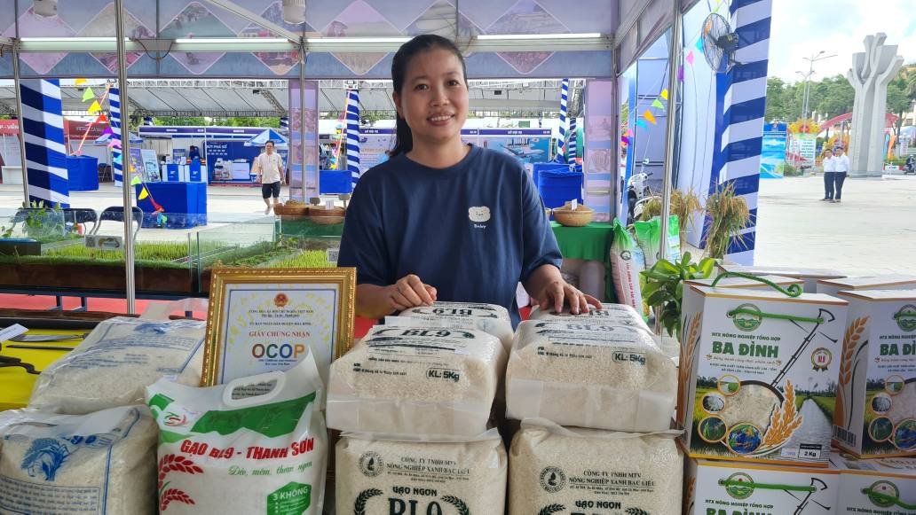 Nhờ ứng dụng khoa học công nghệ, HTX nông nghiệp tổng hợp Ba Đình, Cà Mau cho ra nhiều thương hiệu gạo được thị trường chấp nhận. Ảnh: Nhật Hồ.