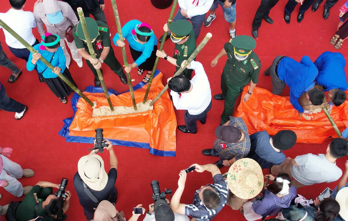  Thi giã bánh giày thu hút đông đảo người dân và du khách tham gia. Ảnh: Đinh Hùng