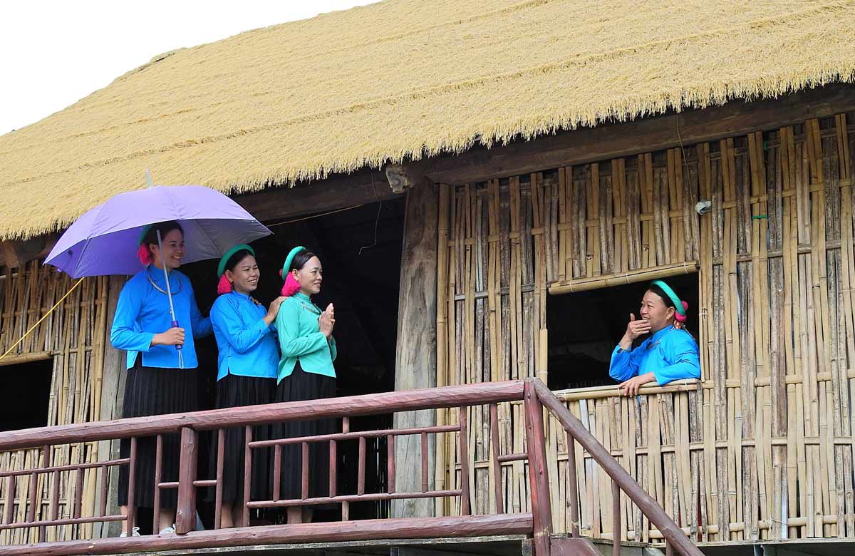 People and tourists take photos at the Border Sim Flower Festival. Photo: Dinh Hung