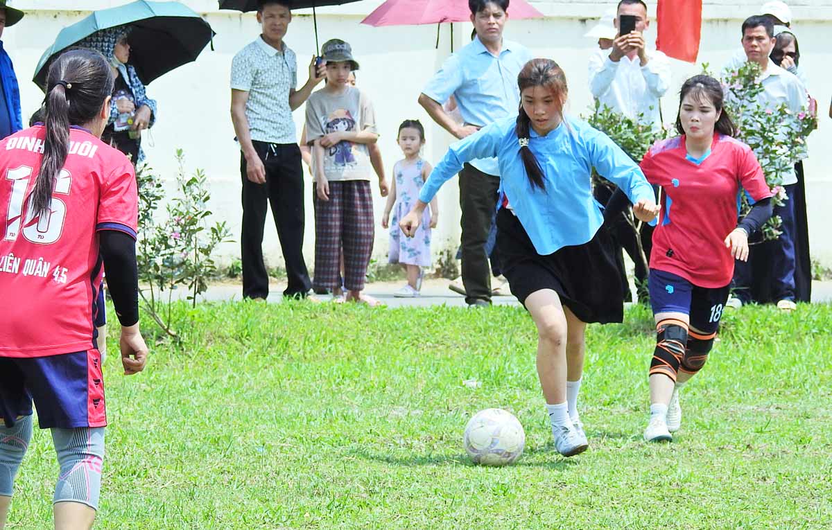 Giao lưu bóng đá nữ. Ảnh: Đinh Hùng