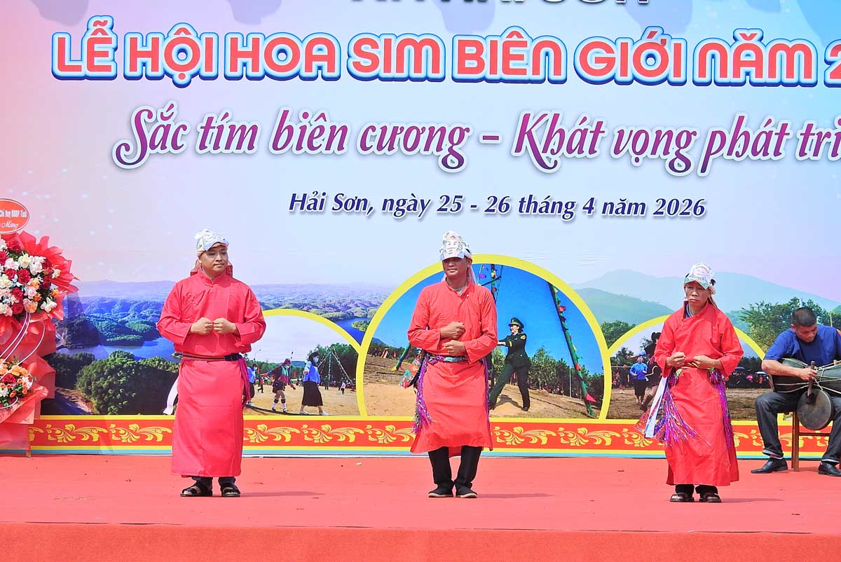 Trình diễn trích đoạn Lễ Cấp sắc của người Dao. Ảnh: Đinh Hùng