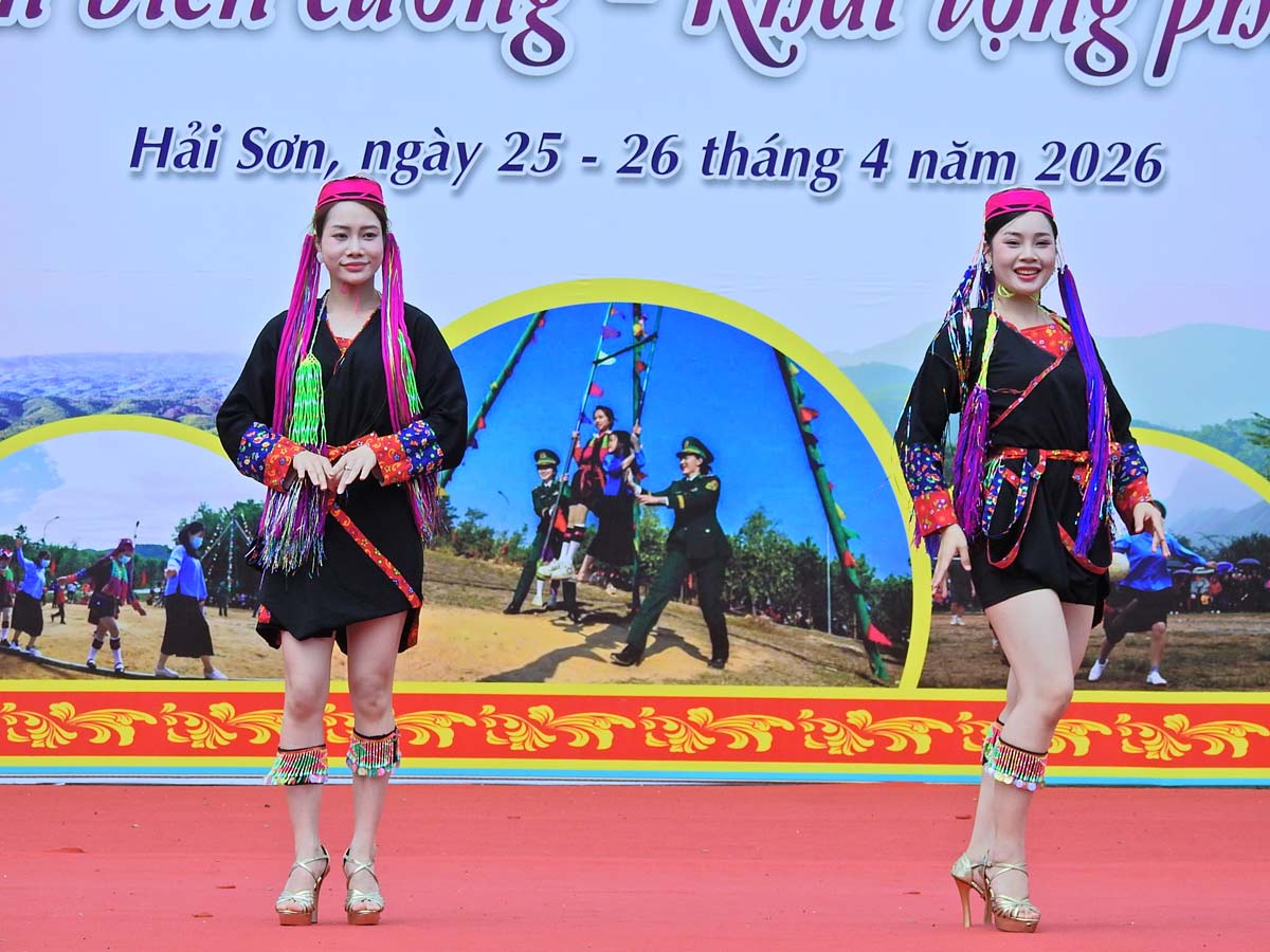 Trình diễn trang phục dân tộc xã Hải Sơn, tỉnh Quảng Ninh. Ảnh: Đinh Hùng