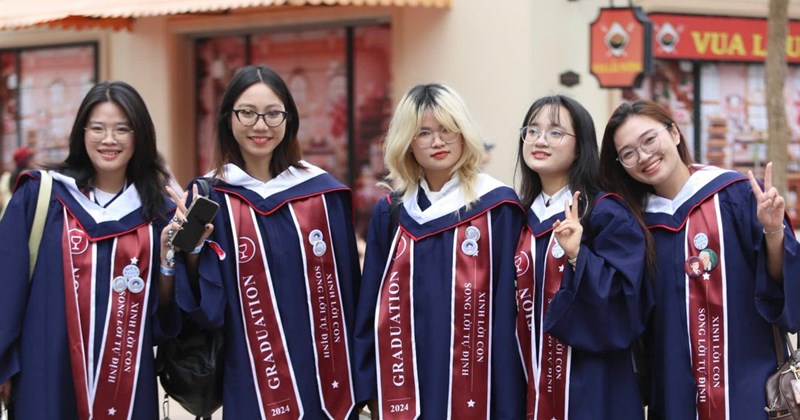 Khán giả mặc áo cử nhân đến xem Soobin và "những người anh tài năng
