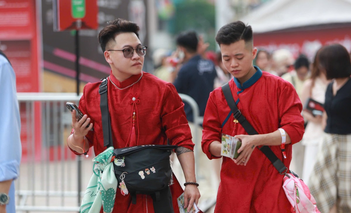 Nhiều khán giả mặc áo dài đến Hưng Yên xem concert. Ảnh: Chi Trần