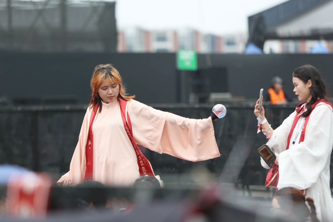 Nhiều khán giả đeo sash tốt nghiệp đến xem concert Anh trai vượt ngàn chông gai. Ảnh: Chi Trần