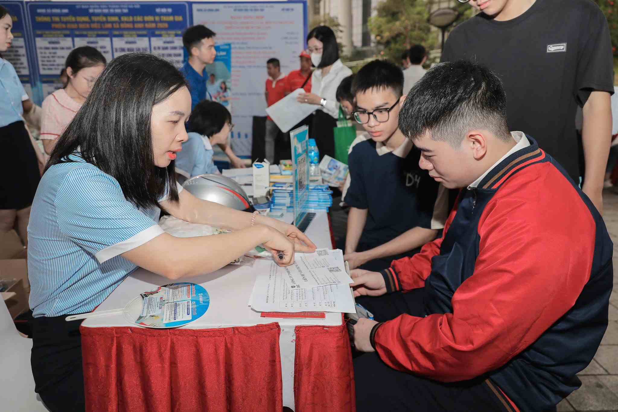 Người lao động đang được tư vấn việc làm. Ảnh: Trung tâm Dịch vụ việc làm Hà Nội