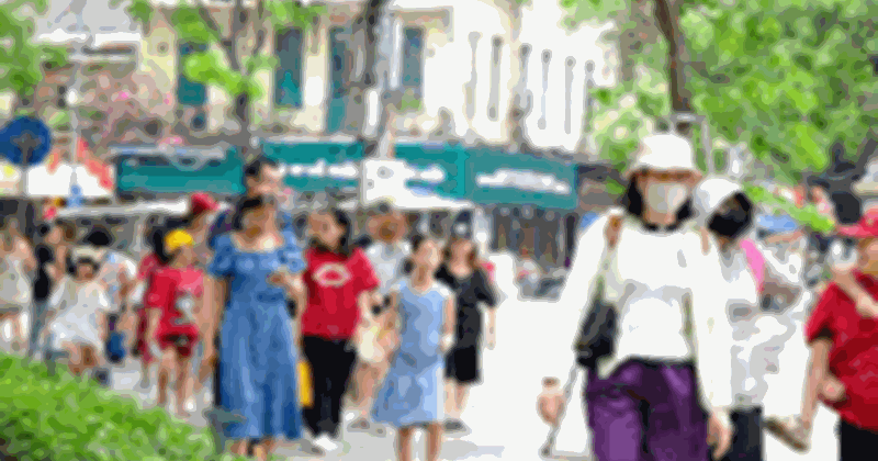 Hanoi is crowded with tourists flocking to the Giỗ Tổ holiday