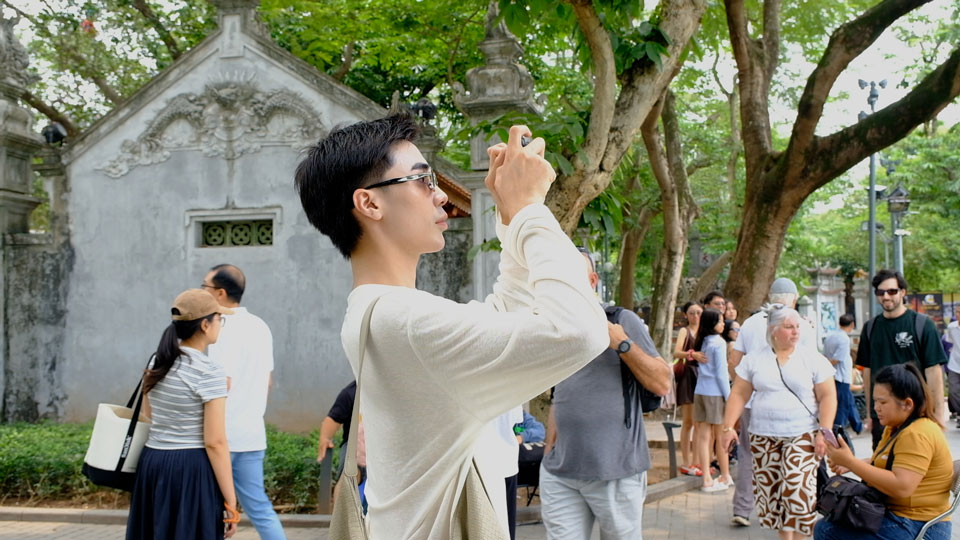 Cool weather, Hanoi is crowded with tourists flocking to the Giỗ Tổ holiday.