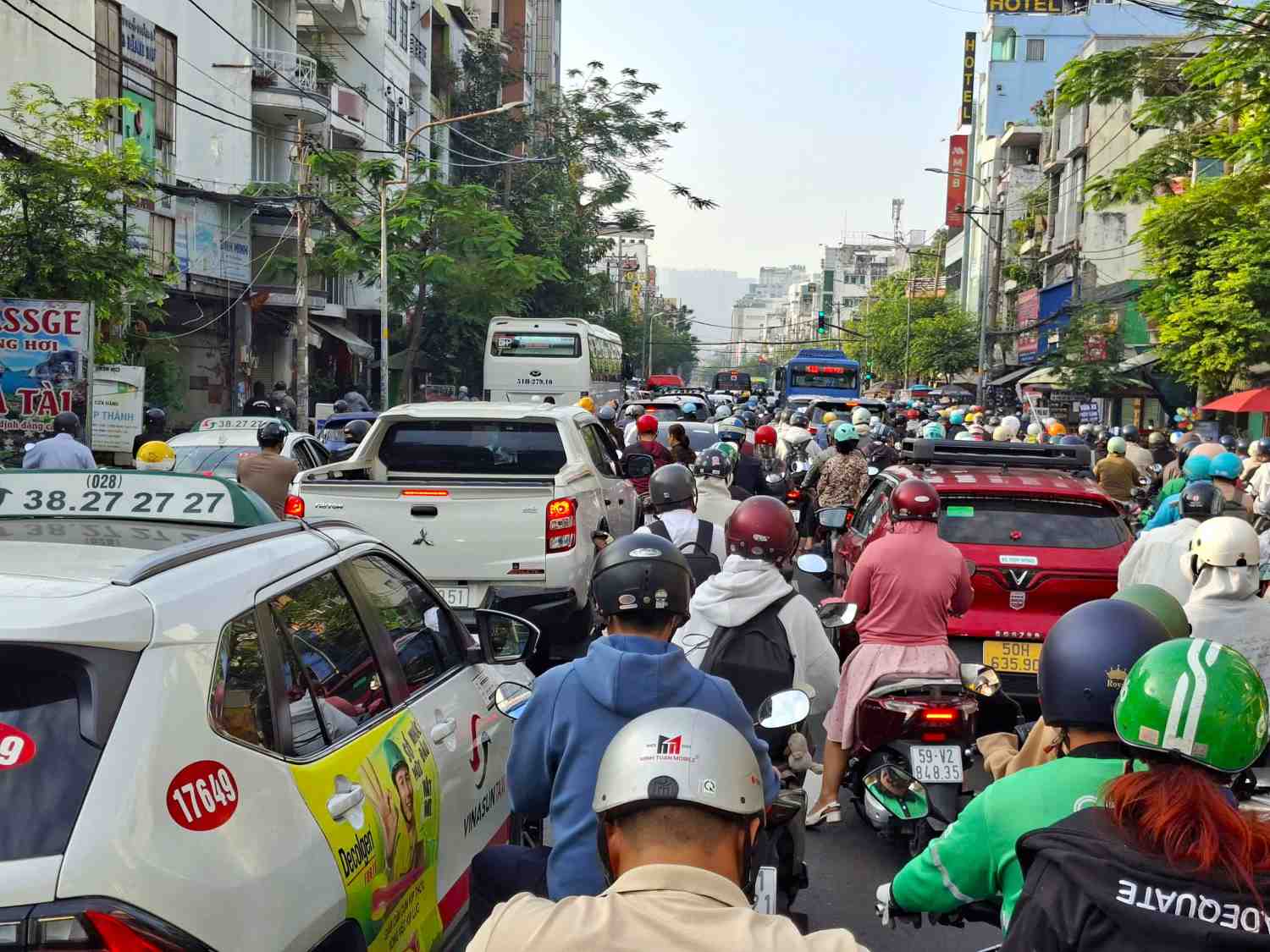 Xe cộ nhích từng chút trên đường Đinh Bộ Lĩnh giờ cao điểm sáng. Ảnh: Minh Quân