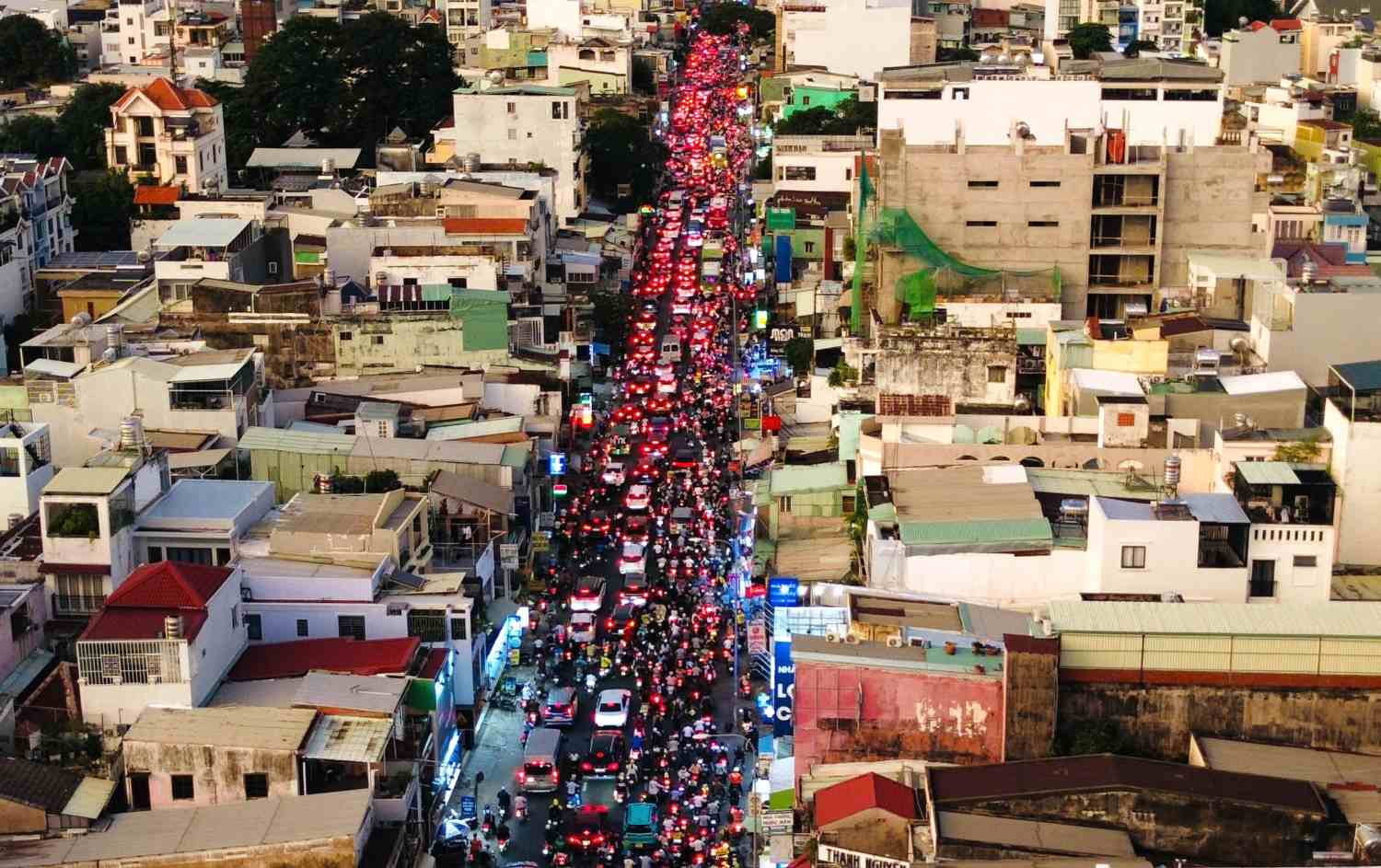 Đường Xô Viết Nghệ Tĩnh ùn tắc triền miên. Ảnh: Minh Quân