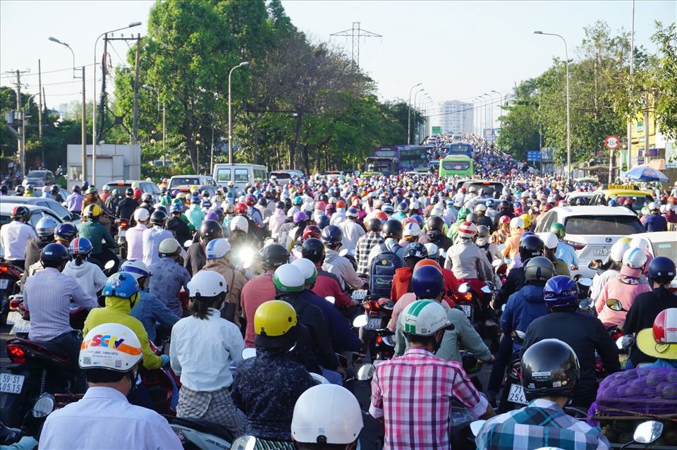 Un atasco en el puente Bình Triệu en dirección al centro de Ciudad Ho Chi Minh. Foto: Minh Quân