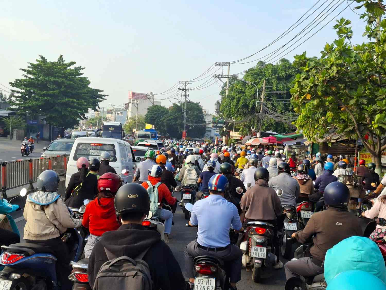Cảnh ùn tắc trên Quốc lộ 13 hướng vào trung tâm TPHCM cao điểm buổi sáng.  Ảnh: Minh Quân