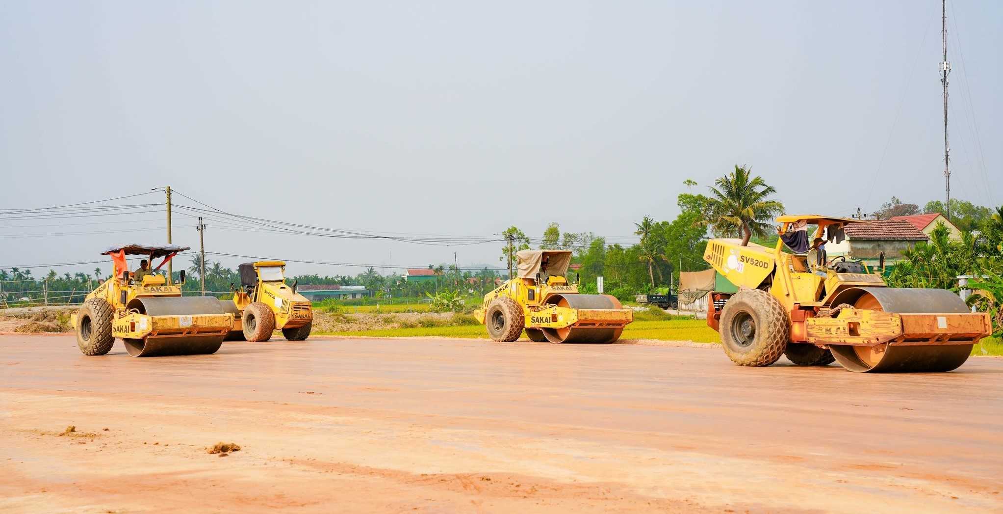 Các cơ quan chức năng đang tập trung tháo gỡ khó khăn, nhằm đẩy nhanh tiến độ thi công dự án đường Hoàng Sa - Dốc Sỏi. Ảnh: Hồ Phương - Huyền Phương