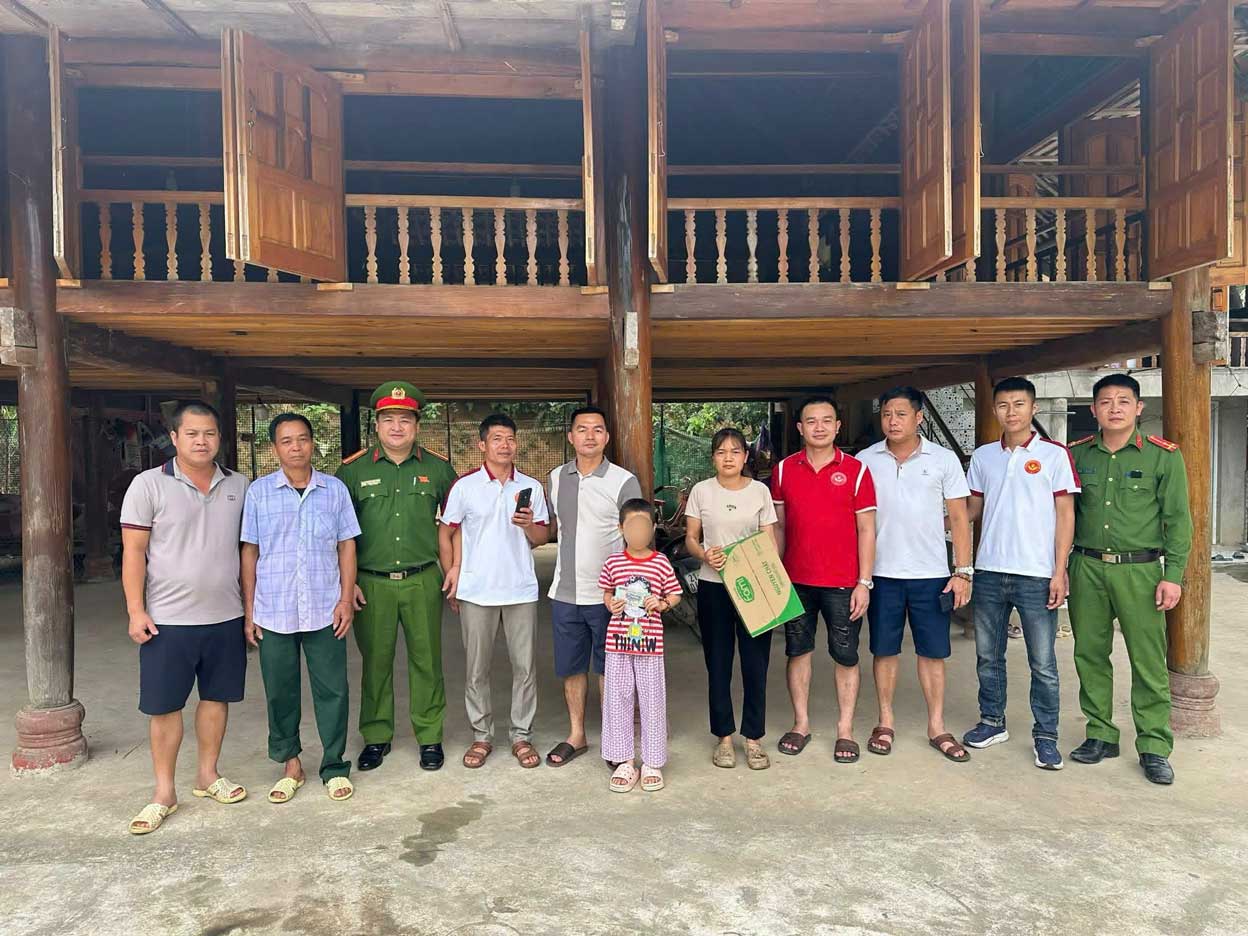 Những phần quà thiết thực được trao tận tay các gia đình có hoàn cảnh đặc biệt khó khăn trên địa bàn xã. Ảnh: Công an xã Lâm Thượng