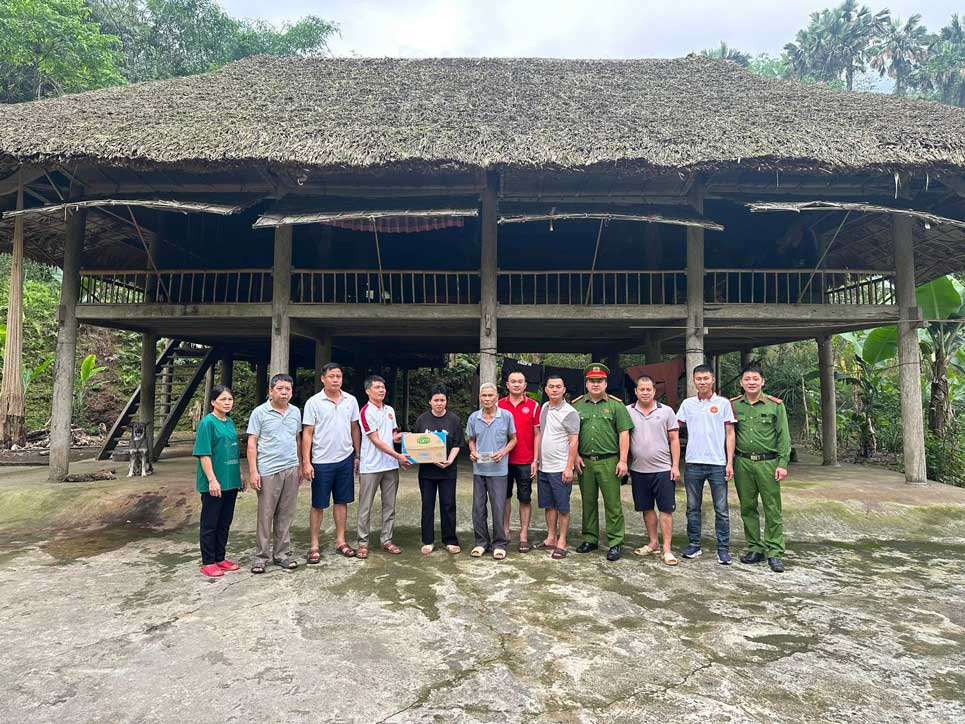 Đoàn công tác trao hỗ trợ cho hộ dân khó khăn tại xã Lâm Thượng. Ảnh: Công an xã Lâm Thượng