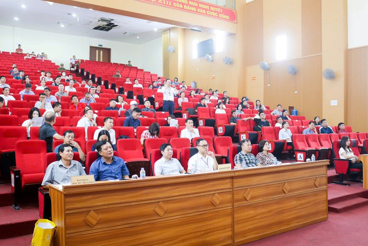 Khách hàng tham gia phiên đấu giá. Ảnh: UBND xã Quốc Oai