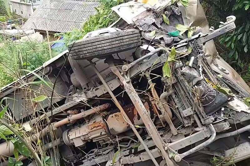 Hiện trường xe khách lao xuống taluy sâu, 2 người tử vong, 5 người bị thương tại xã Vân Hồ. Ảnh: Công an tỉnh Sơn La