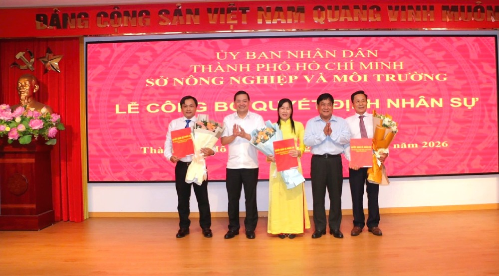 Giám đốc Sở Nông nghiệp và Môi trường TPHCM Nguyễn Toàn Thắng (thứ hai từ trái) trao quyết định và hoa chúc mừng các cán bộ được bổ nhiệm. Ảnh: Trà Giang