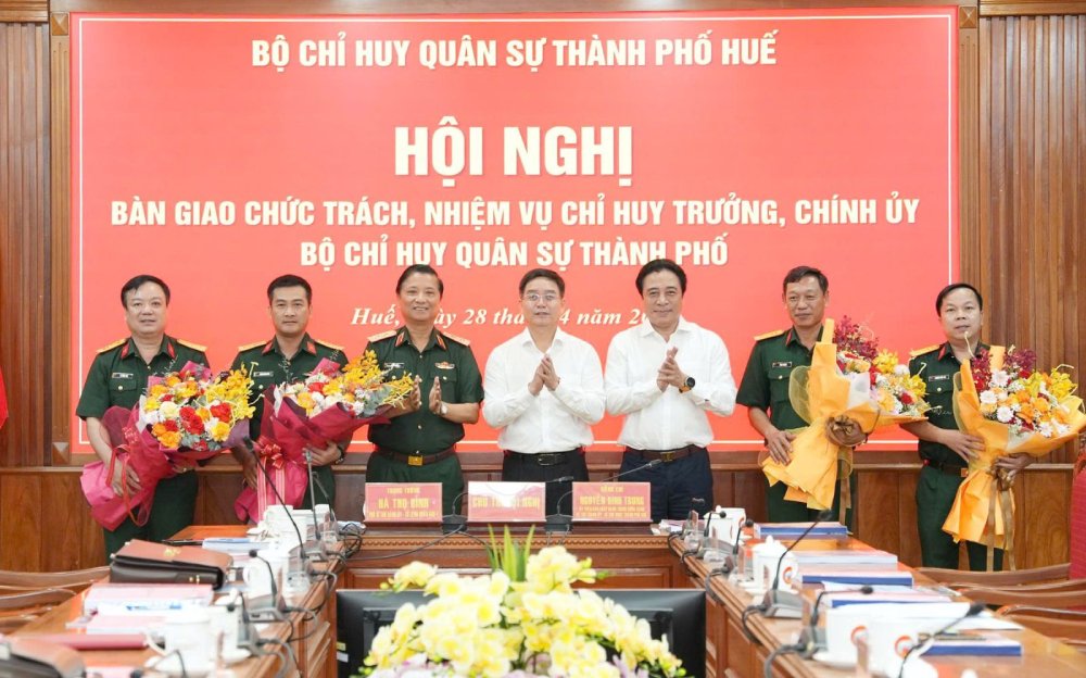 Hue City Military Command hands over responsibilities and tasks of Commander, Political Commissar of the City Military Command. Photo: bchqsthuathienhue. com. vn