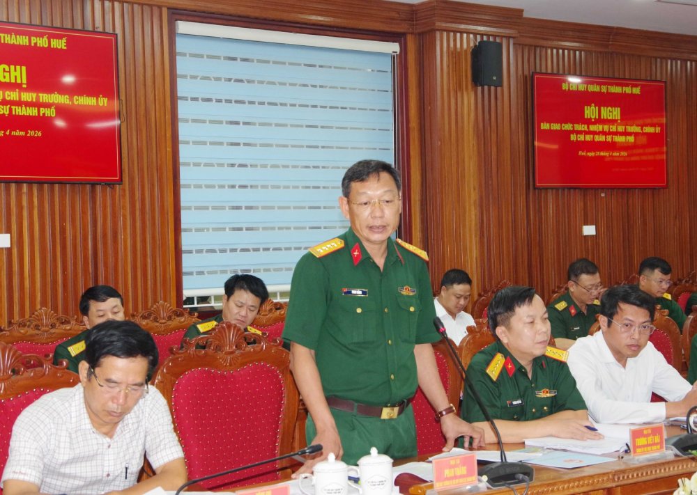 Đại tá Phan Thắng phát biểu tại hội nghị bàn giao. Ảnh: bchqsthuathienhue.com.vn